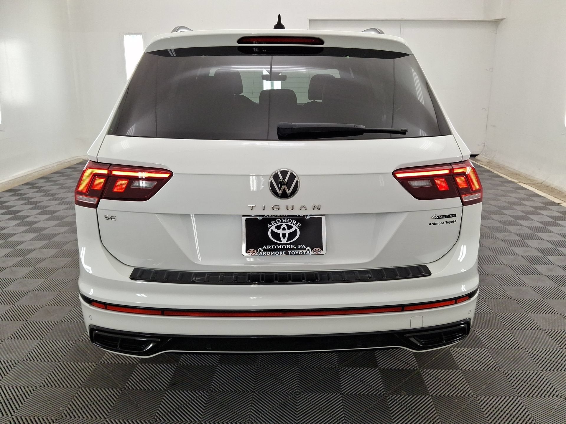 2024 Volkswagen Tiguan SE R-Line Black