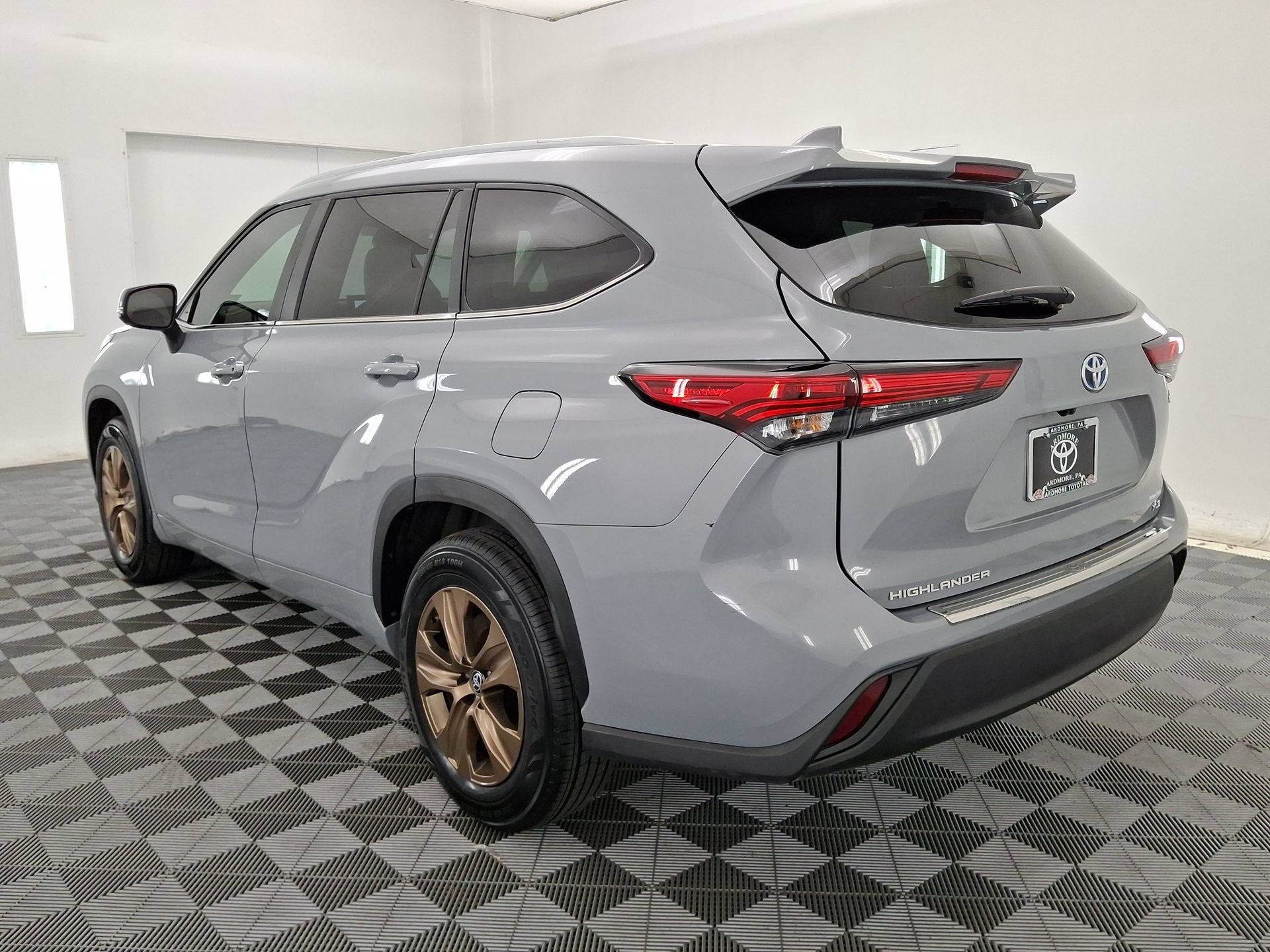 2023 Toyota Highlander Hybrid Bronze Edition