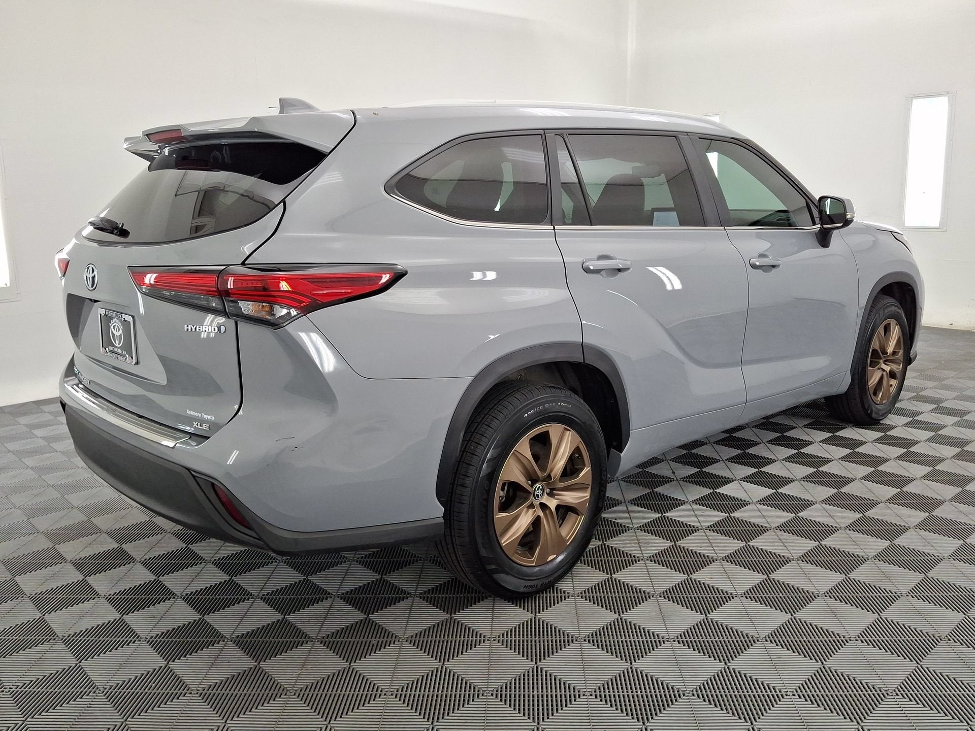 2023 Toyota Highlander Hybrid Bronze Edition