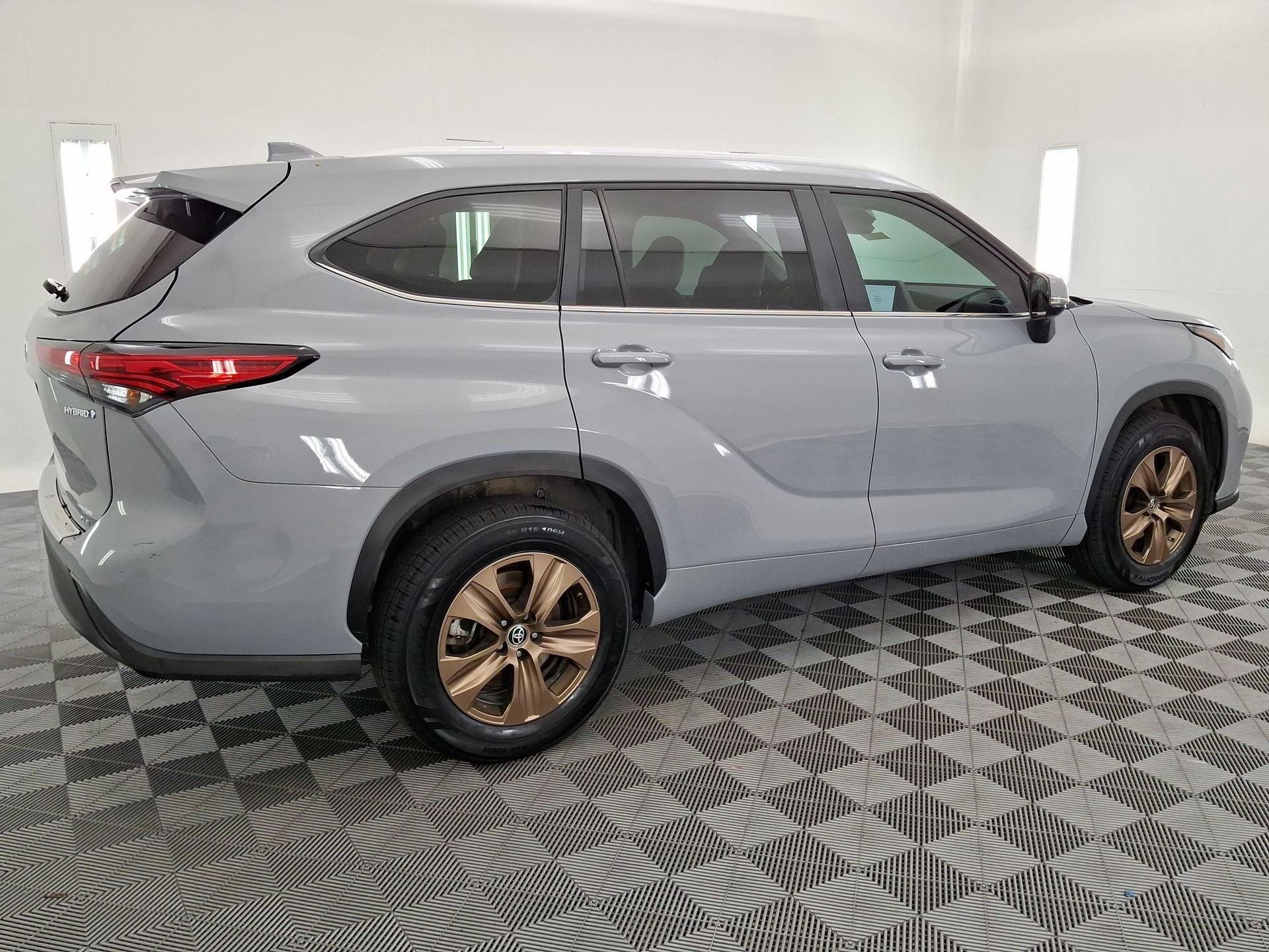2023 Toyota Highlander Hybrid Bronze Edition