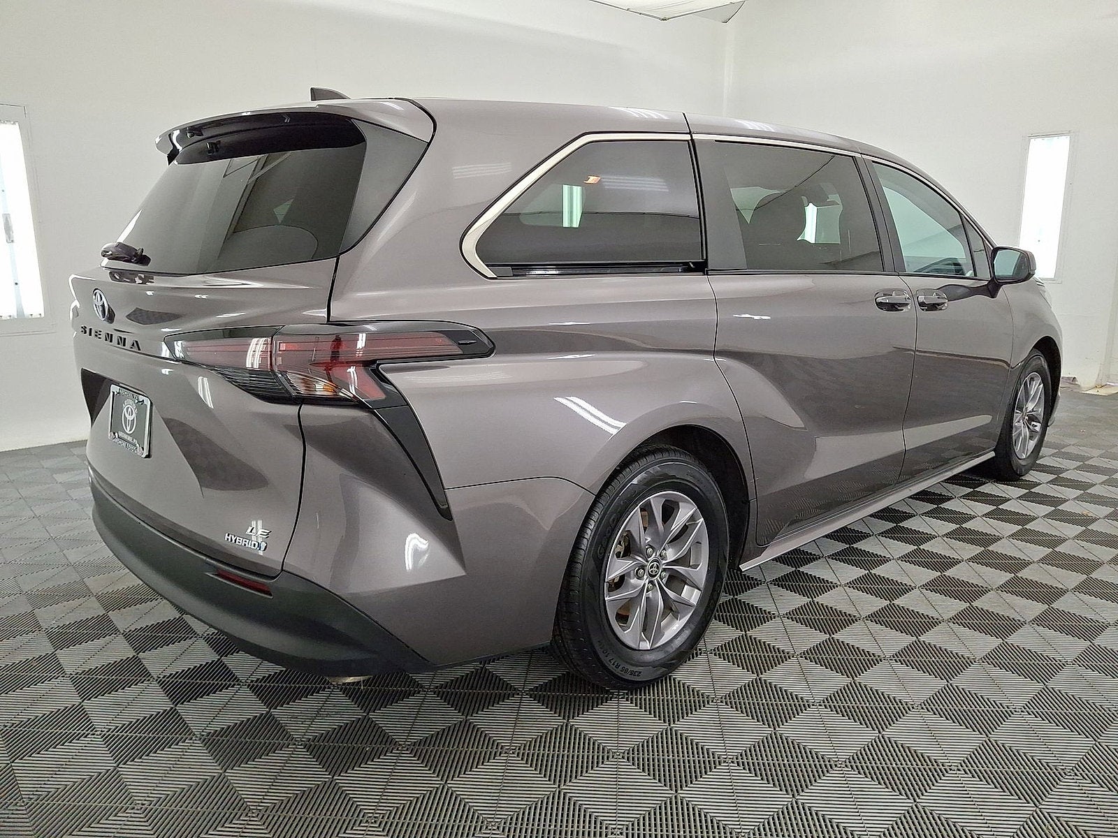 2024 Toyota Sienna LE