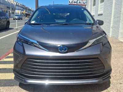 2025 Toyota Sienna LE