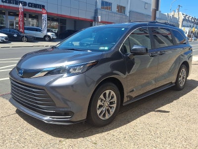 2025 Toyota Sienna LE