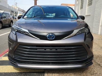 2024 Toyota Sienna LE